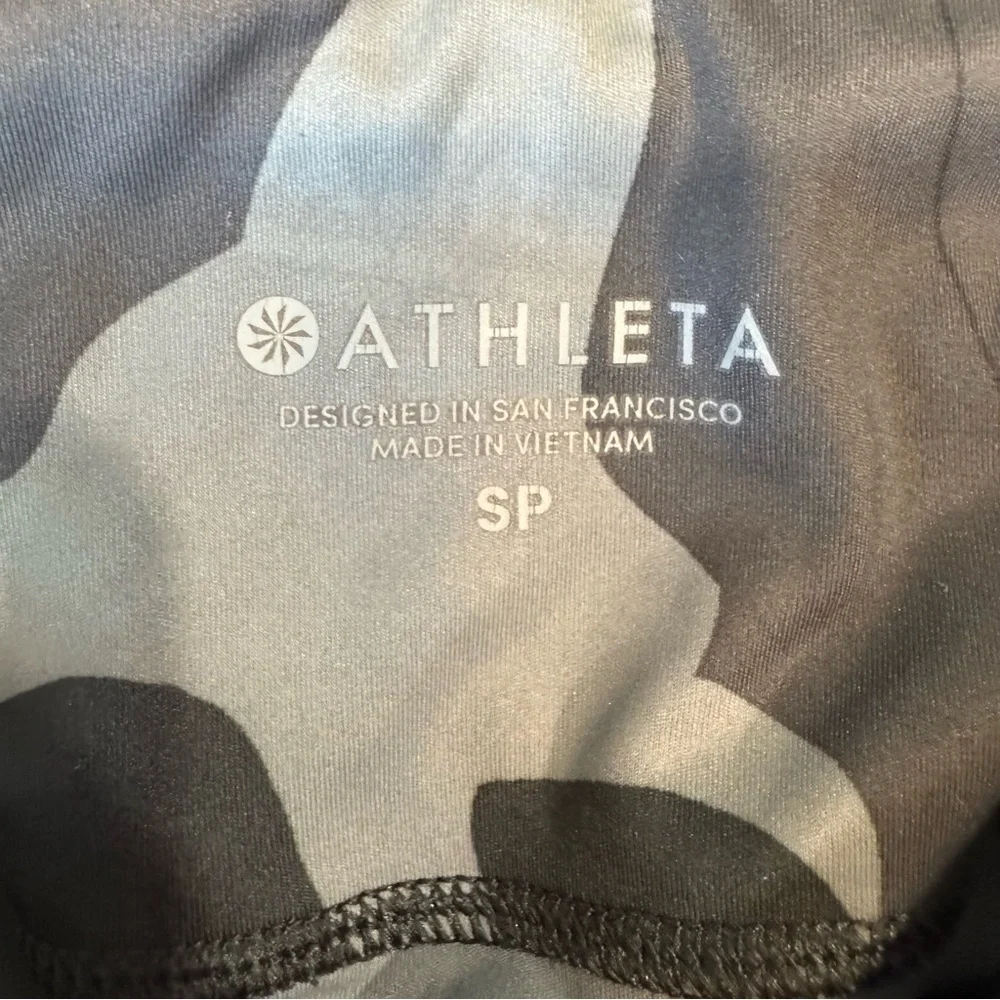 Athleta Small Petite Camouflage Print cropped Leggings with zip‎ thigh pockets